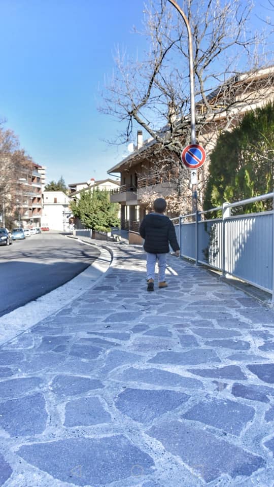 Marciapiede Via Frentana con bimbo