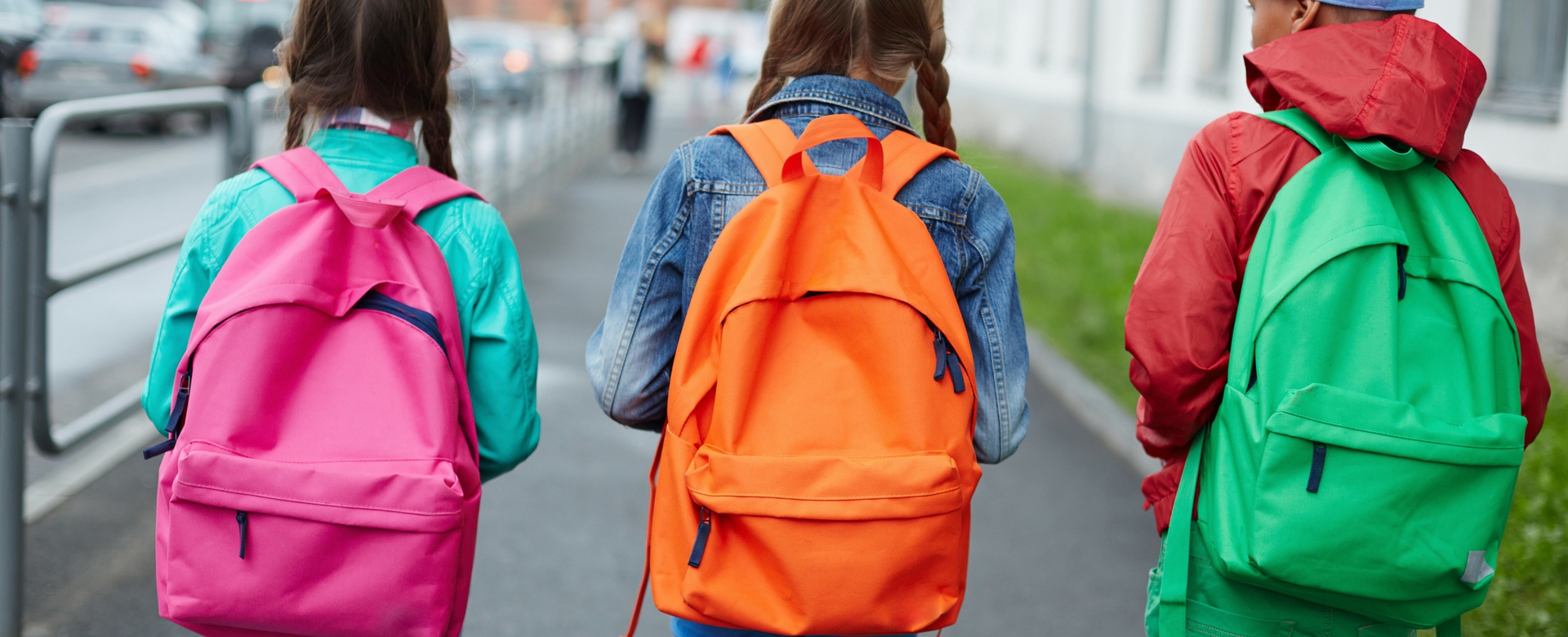 Ragazzi con zainetto scuola