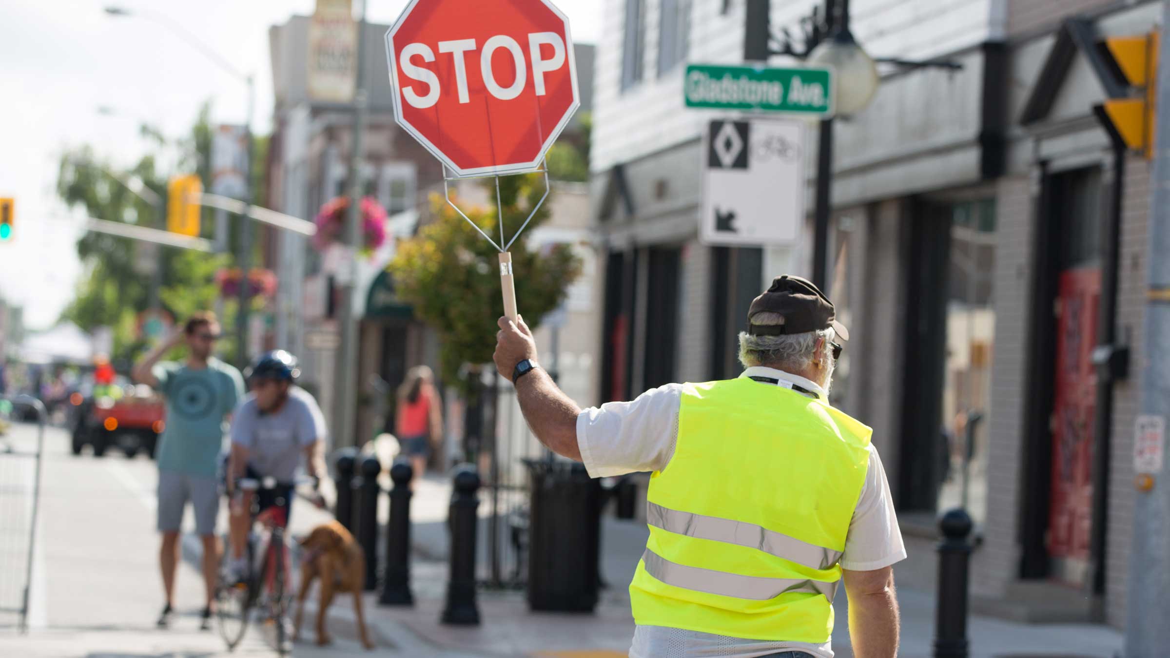 Vigile volontario sull'attraversamento pedonale