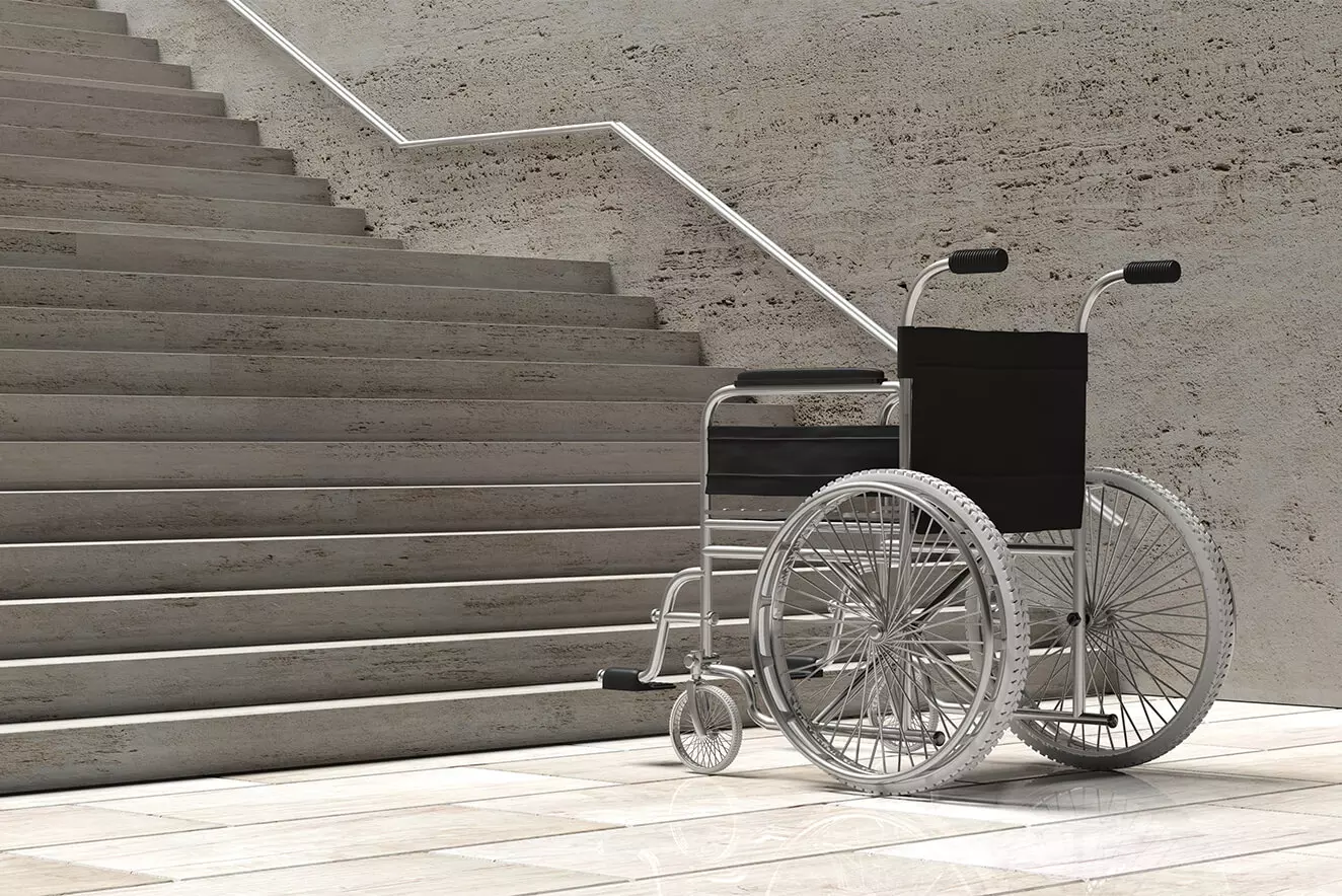 Scale con una sedia a rotelle