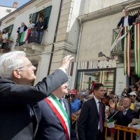 mattarella saluta la folla