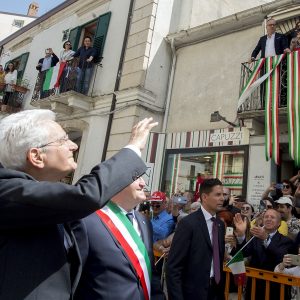 mattarella saluta la folla