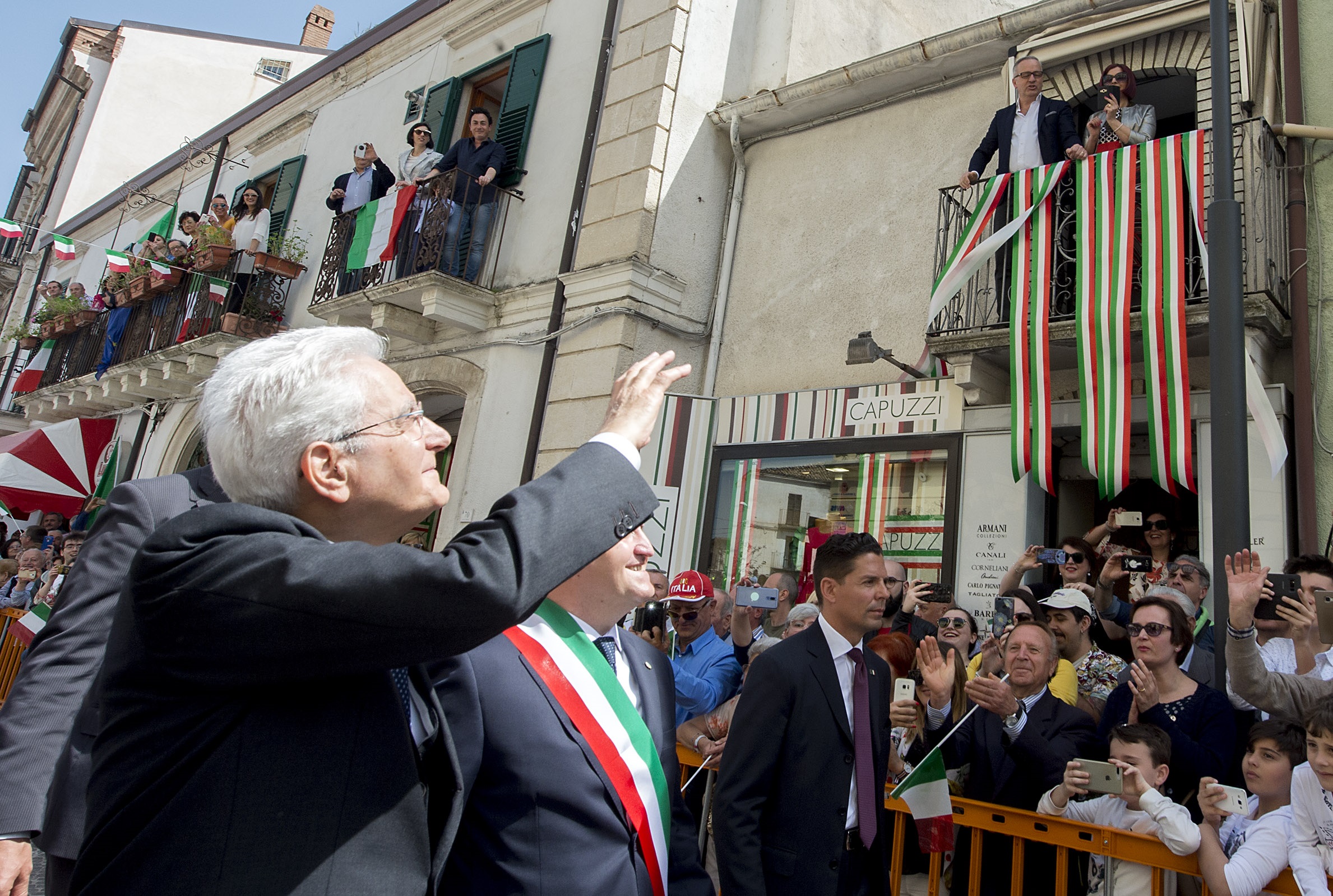 mattarella saluta la folla