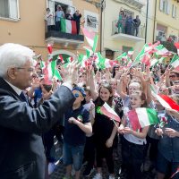 mattarella saluta i bambini