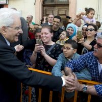 mattarella saluta la folla